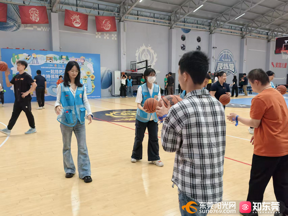 图为活动现场 图为活动现场